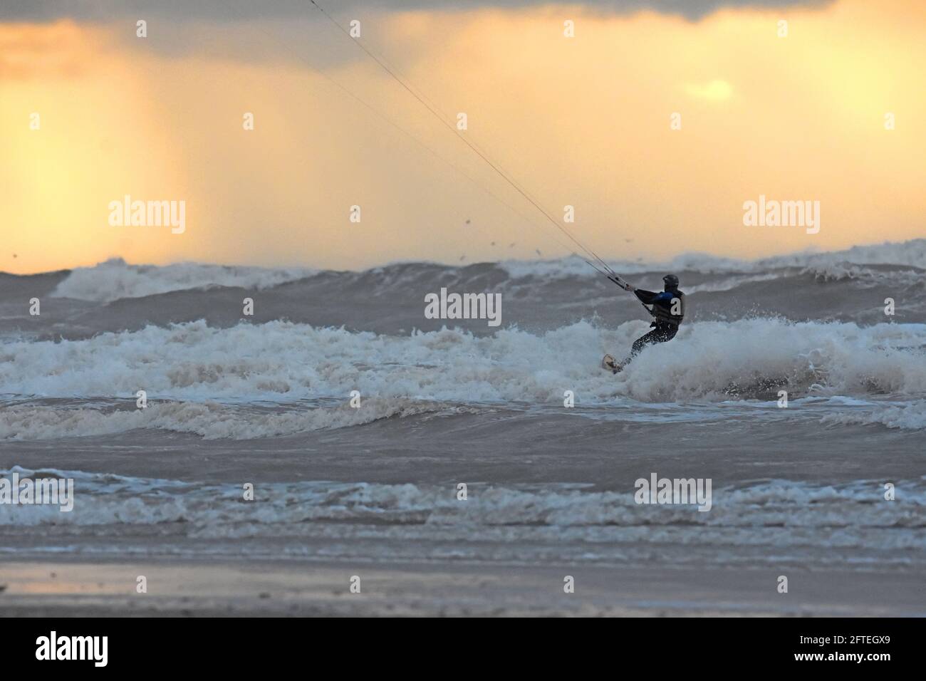 Il kite surf al tramonto Foto Stock