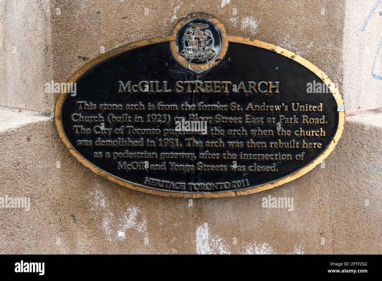 Targa di storia dell'arco in pietra McGill situato in Yonge Street e parte del patrimonio della città, Toronto, Canada Foto Stock
