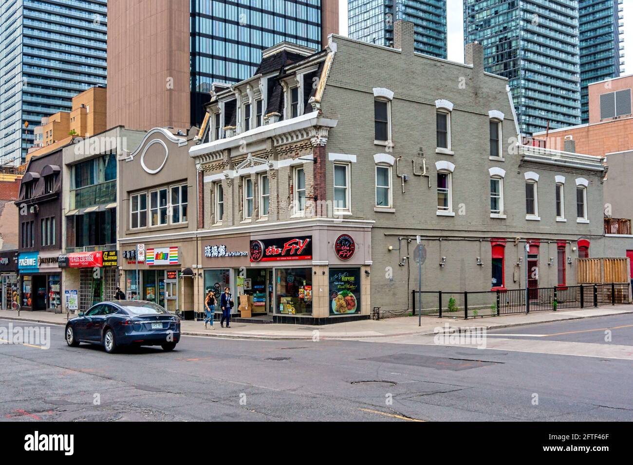Il contrasto architettonico di Yonge Street tra edifici vecchi e nuovi, il quartiere centrale di Toronto, Canada Foto Stock