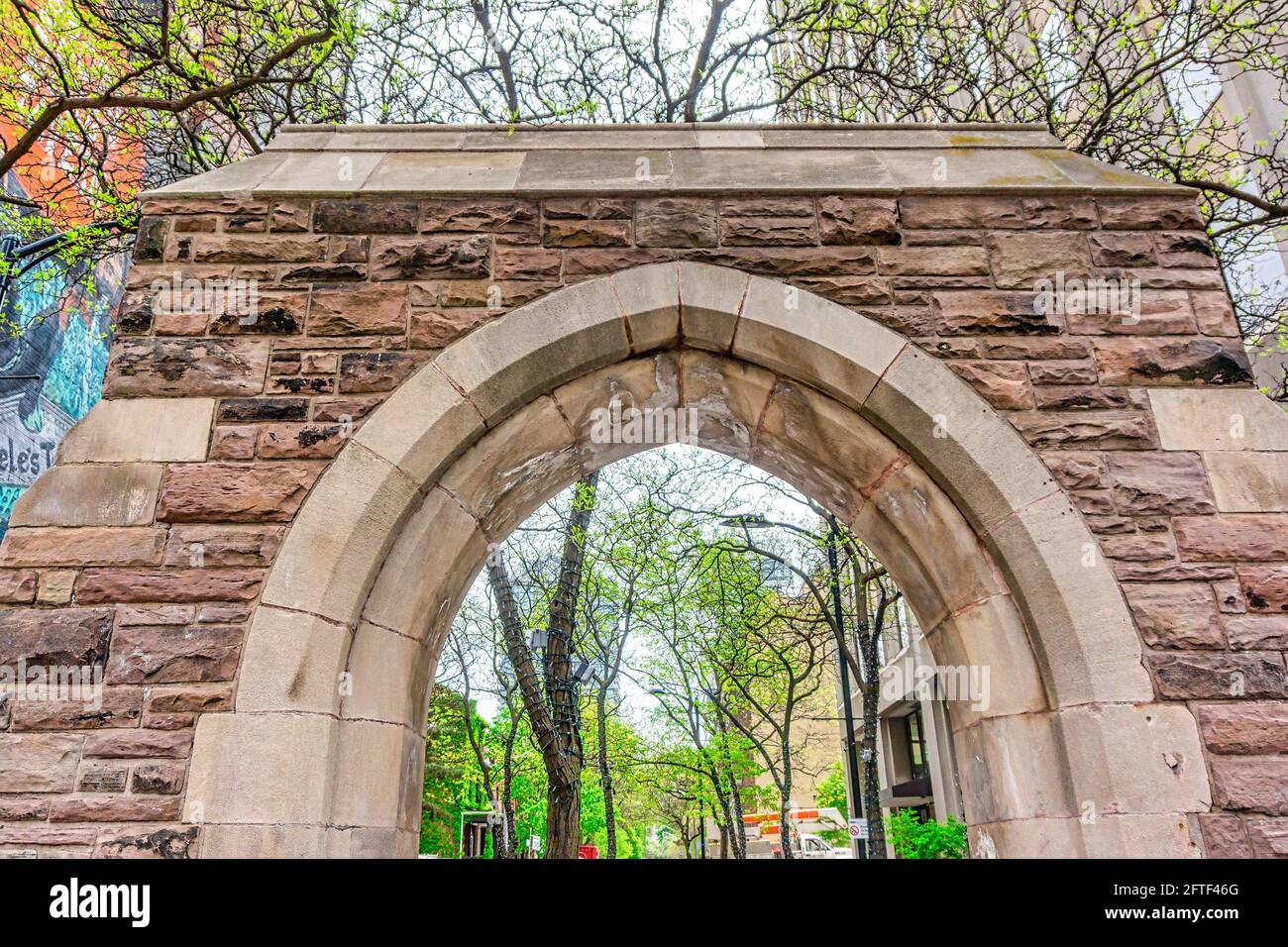 L'arco di pietra McGill si trova in Yonge Street e parte del patrimonio cittadino, Toronto, Canada Foto Stock