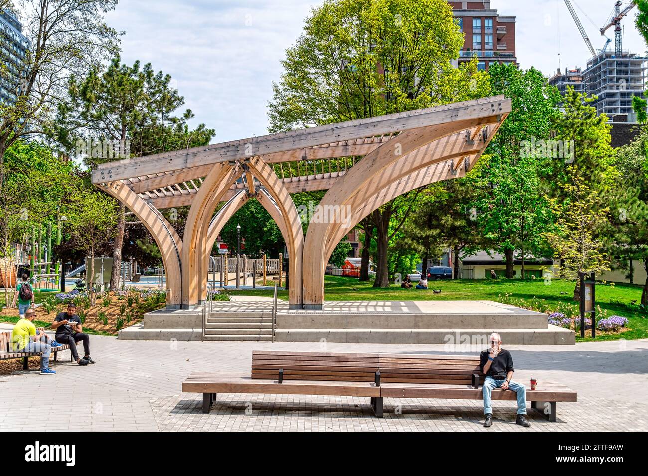 Gazebo in legno aperto di recente a Saint James Park nel quartiere centrale di Toronto, Canada Foto Stock Gazebo in legno aperto di recente a Saint James Park nel quartiere centrale di Toronto, Canada Foto Stock