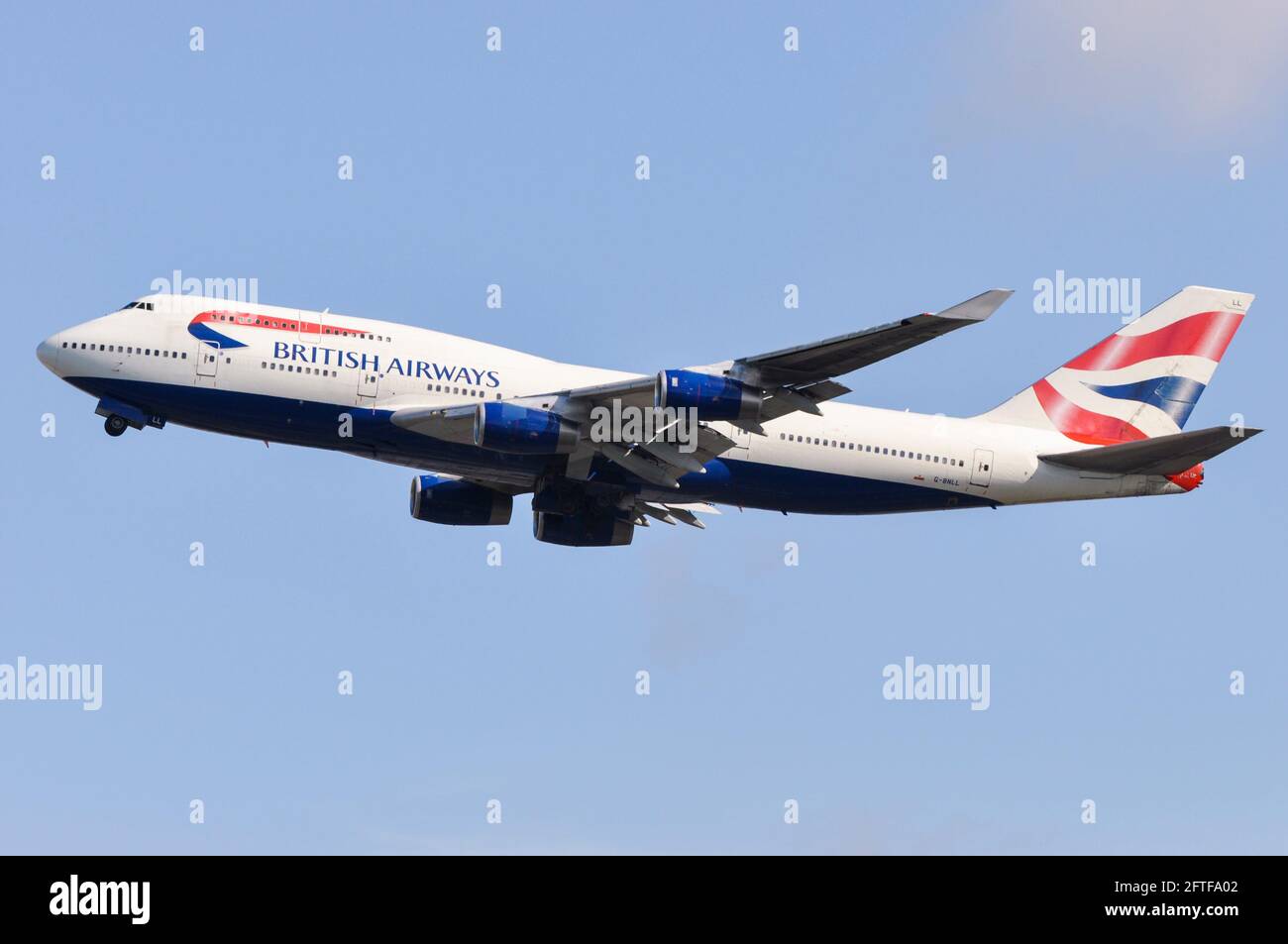 British Airways, BA Boeing 747 aereo di linea aerea Jumbo Jet G-BNLL che si allontana dopo il decollo dall'aeroporto di Londra Heathrow, Regno Unito, in cielo blu. Partenza Foto Stock