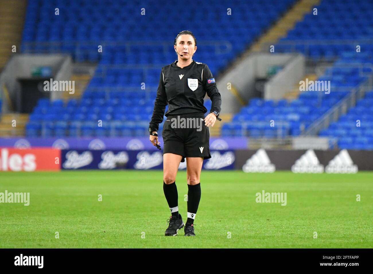 Cardiff, Galles. 27 ottobre 2020. Arbitro Marta Frías Acedo durante il Campionato europeo delle Donne della UEFA 2020 Qualifiche Gruppo C match tra Donne del Galles e Donne della Norvegia al Cardiff City Stadium di Cardiff, Galles, Regno Unito, il 27 ottobre 2020. Credito: Duncan Thomas/Majestic Media. Foto Stock Cardiff, Galles. 27 ottobre 2020. Arbitro Marta Frías Acedo durante il Campionato europeo delle Donne della UEFA 2020 Qualifiche Gruppo C match tra Donne del Galles e Donne della Norvegia al Cardiff City Stadium di Cardiff, Galles, Regno Unito, il 27 ottobre 2020. Credito: Duncan Thomas/Majestic Media. Foto Stock