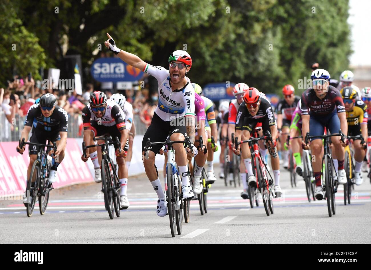 Ciclismo - giro d'Italia - Stage 13 - Ravenna to Verona, Italy - May 21, 2021 il pilota Qhubeka Assos Giacomo Nizzolo d'Italia celebra la tappa vincente 13 REUTERS/Jennifer Lorenzini Foto Stock
