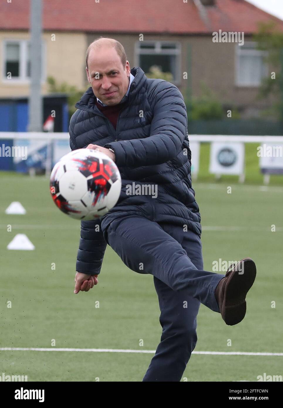 Il Duca di Cambridge in campo durante una visita allo Stadio Ainslie Park di Edimburgo dello Spartans FC per ascoltare le iniziative di calcio scozzese che hanno diffamato la salute mentale in vista della finale della Coppa Scozzese di sabato. Data immagine: Venerdì 21 maggio 2021. Foto Stock