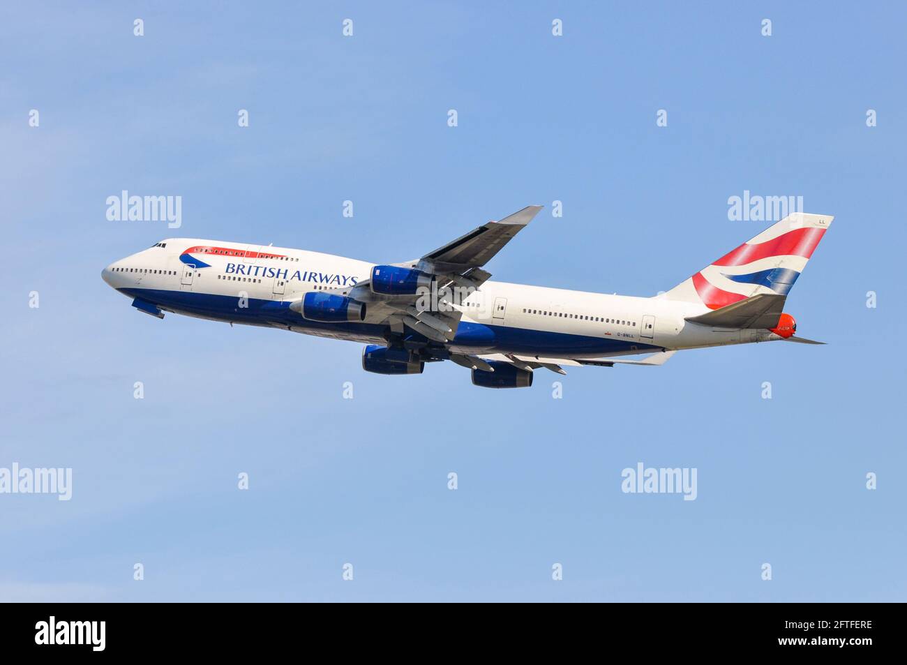 British Airways Boeing 747 Jumbo Jet Airliner aereo G-BNLL che si allontana dopo il decollo dall'aeroporto di Londra Heathrow, Regno Unito, in cielo blu. Piano BA 747 Foto Stock