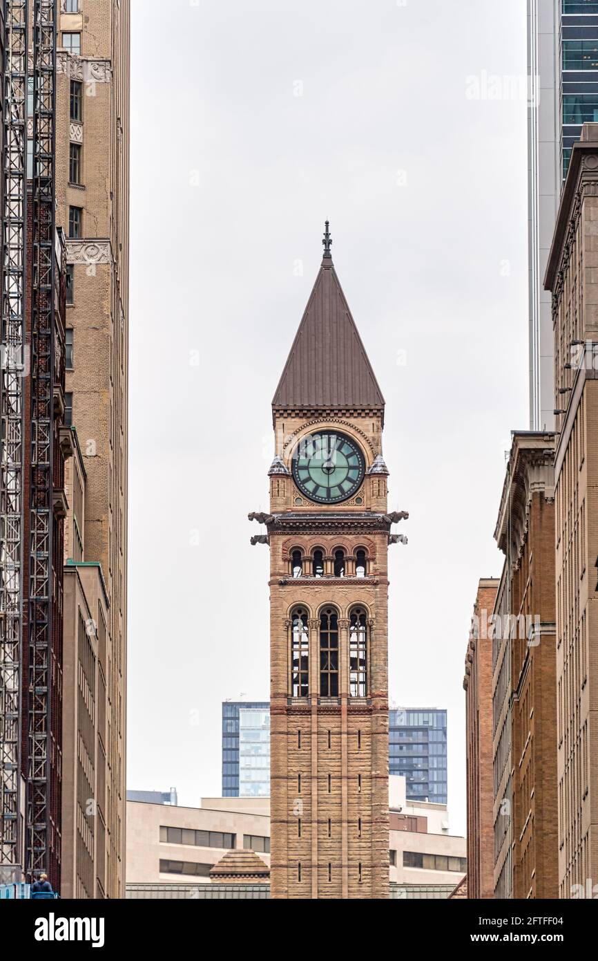 Old City Hall torre dell'orologio visto da Bay Street nel centro di Toronto, Canada. Il luogo è una famosa attrazione turistica Foto Stock