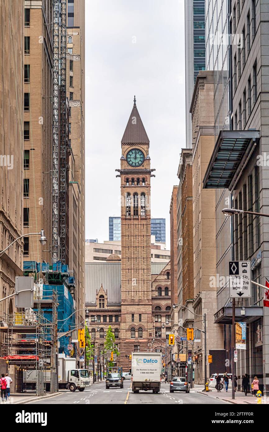 Old City Hall torre dell'orologio visto da Bay Street nel centro di Toronto, Canada. Il luogo è una famosa attrazione turistica Foto Stock