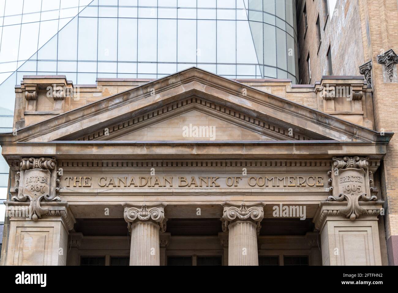 Vecchia architettura neoclassica dell'ex 'The Canadian Bank of Commerce' in Yonge Street a Toronto, Canada. La Massey Tower si vede nel backg Foto Stock