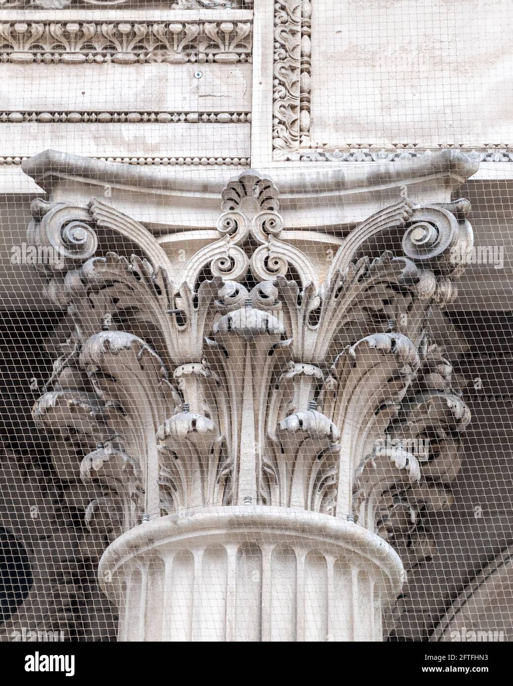 Dettagli dell'antica architettura neoclassica dell'ex Banca di Toronto situata in 205 Yonge Street, Canada. È stato progettato da E. J. Lennox Foto Stock