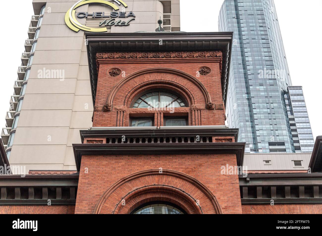 Dettagli architettonici in stile coloniale dell'edificio 18 di Elm Street, un luogo famoso a Toronto, Canada Foto Stock