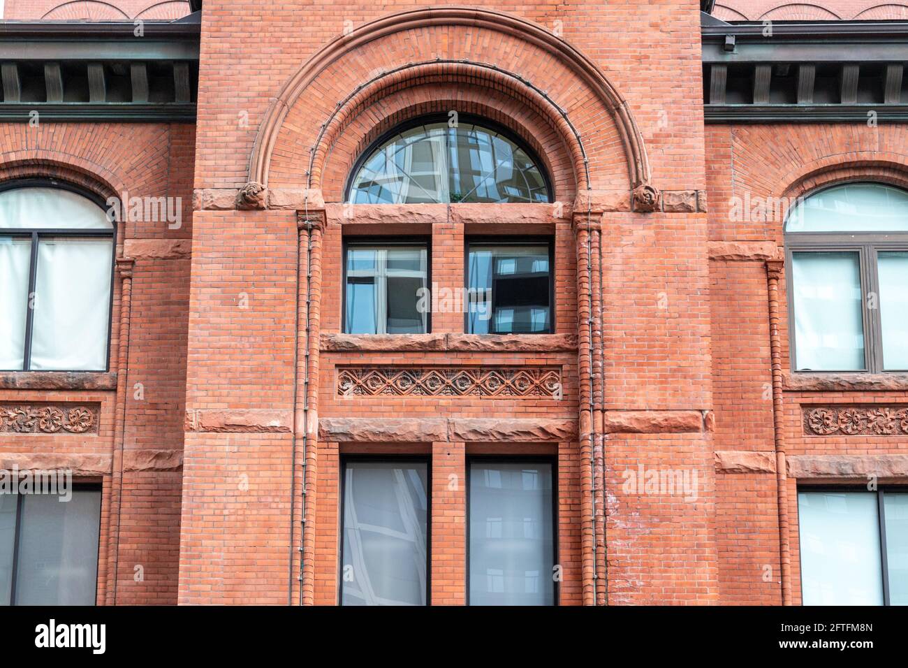 Dettagli architettonici in stile coloniale dell'edificio 18 di Elm Street, un luogo famoso a Toronto, Canada Foto Stock