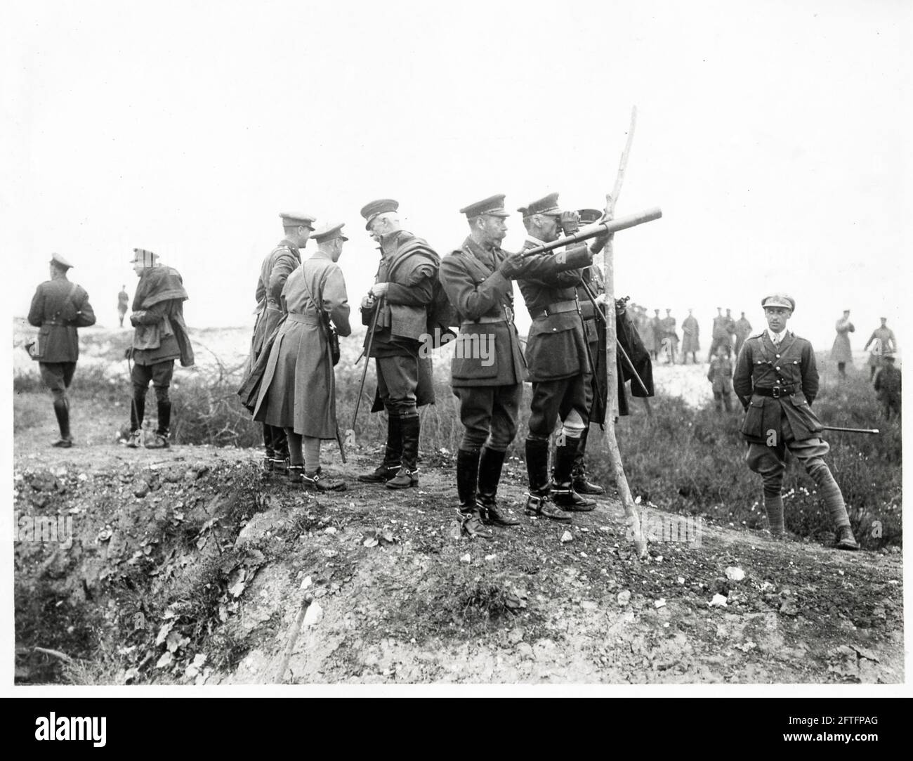 Prima guerra mondiale, prima guerra mondiale, fronte occidentale - Re Giorgio V guardando la battaglia di Pozieres catturato dalle trincee tedesche, Somme Department, Hauts-de-France, Francia Foto Stock