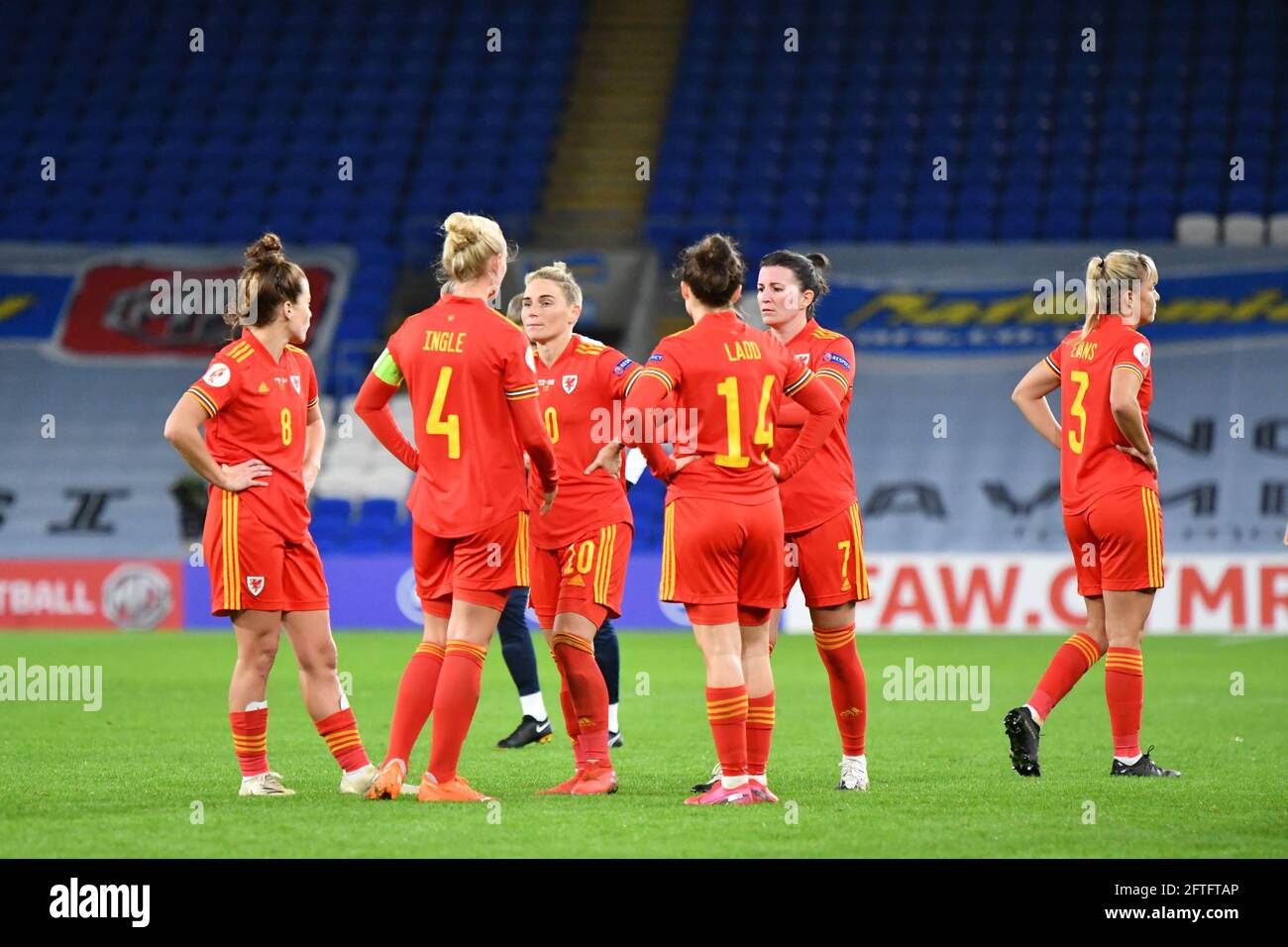 Cardiff, Galles. 27 ottobre 2020. Alcuni dei giocatori femminili del Galles in campo dopo la partita di qualificazione del Gruppo C del Campionato europeo delle Donne UEFA 2020 tra donne del Galles e donne della Norvegia al Cardiff City Stadium di Cardiff, Galles, Regno Unito, il 27 ottobre 2020. Credito: Duncan Thomas/Majestic Media. Foto Stock Cardiff, Galles. 27 ottobre 2020. Alcuni dei giocatori femminili del Galles in campo dopo la partita di qualificazione del Gruppo C del Campionato europeo delle Donne UEFA 2020 tra donne del Galles e donne della Norvegia al Cardiff City Stadium di Cardiff, Galles, Regno Unito, il 27 ottobre 2020. Credito: Duncan Thomas/Majestic Media. Foto Stock