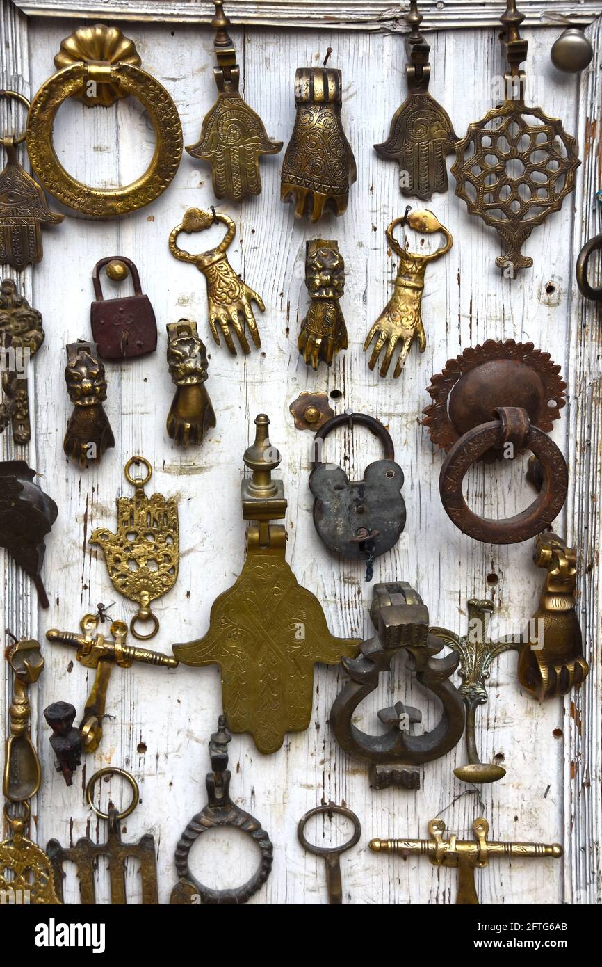 Varietà Marocchino di arte del metallo in un negozio Foto Stock