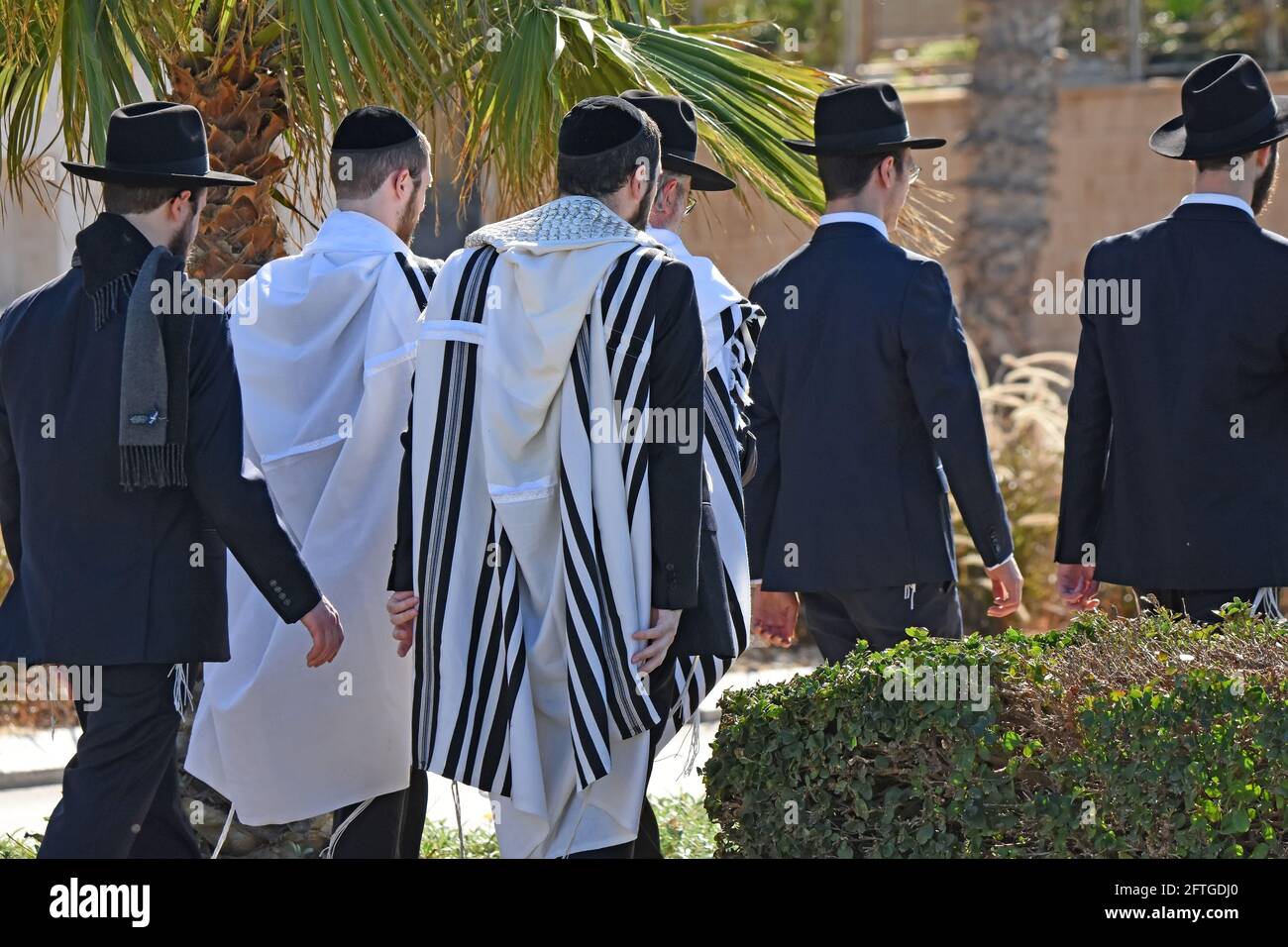 Religiosi ebrei, passeggiata di gruppo di sabato Foto Stock