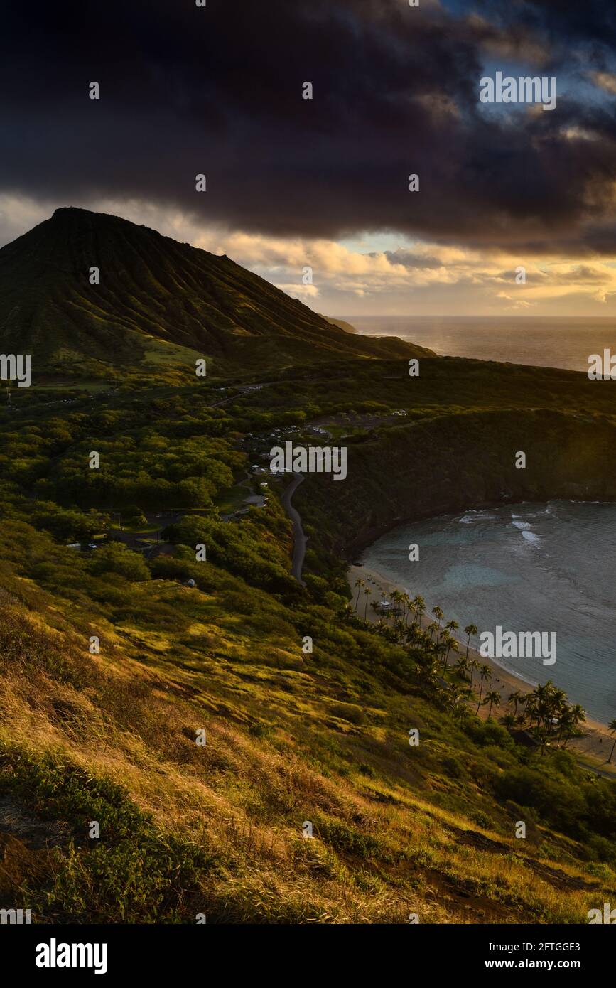 Calma e tranquilla alba sulla Baia di Hanauma, una delle principali destinazioni turistiche per lo snorkeling e il nuoto, e Koko Head Crater, Oahu, Honolulu, Hawaii, USA Foto Stock