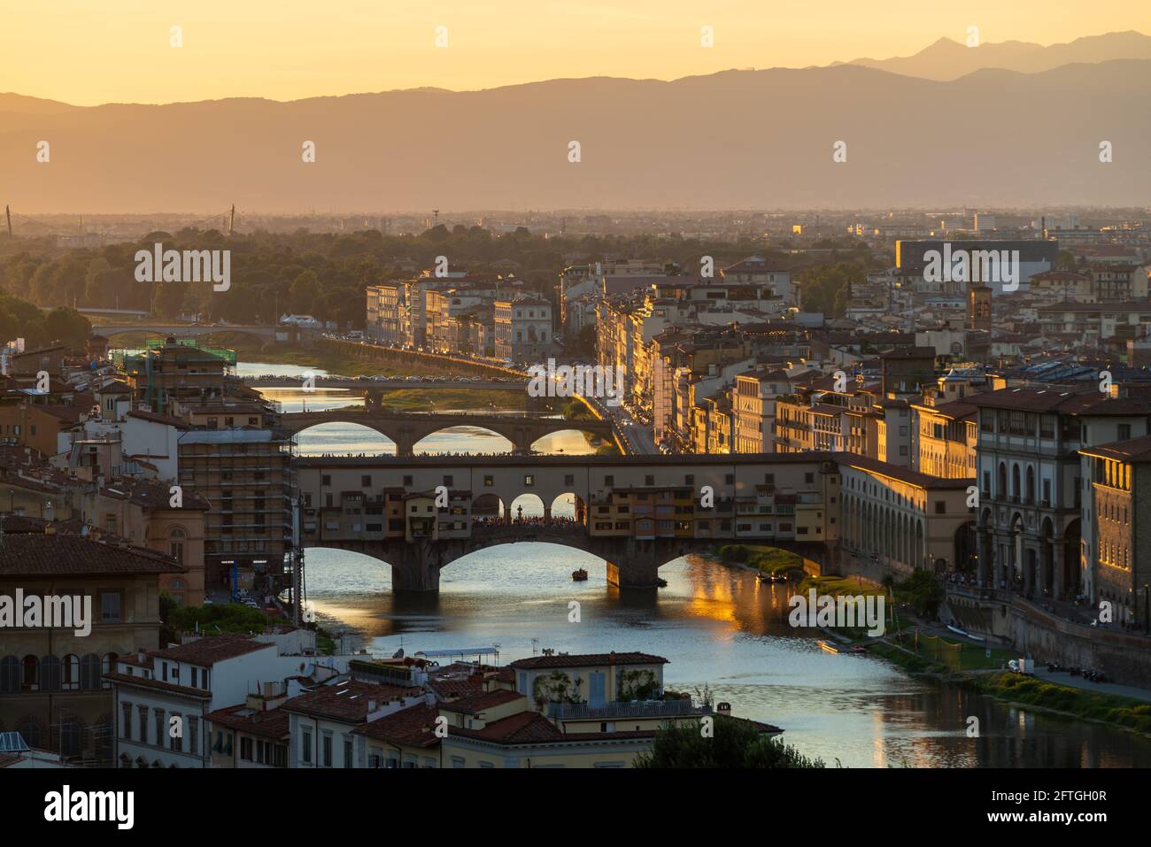 Il Ponte Vecchio, il vecchio ponte con la sua riflessione nel fiume Arno a Firenze, Firenze, Italia Foto Stock