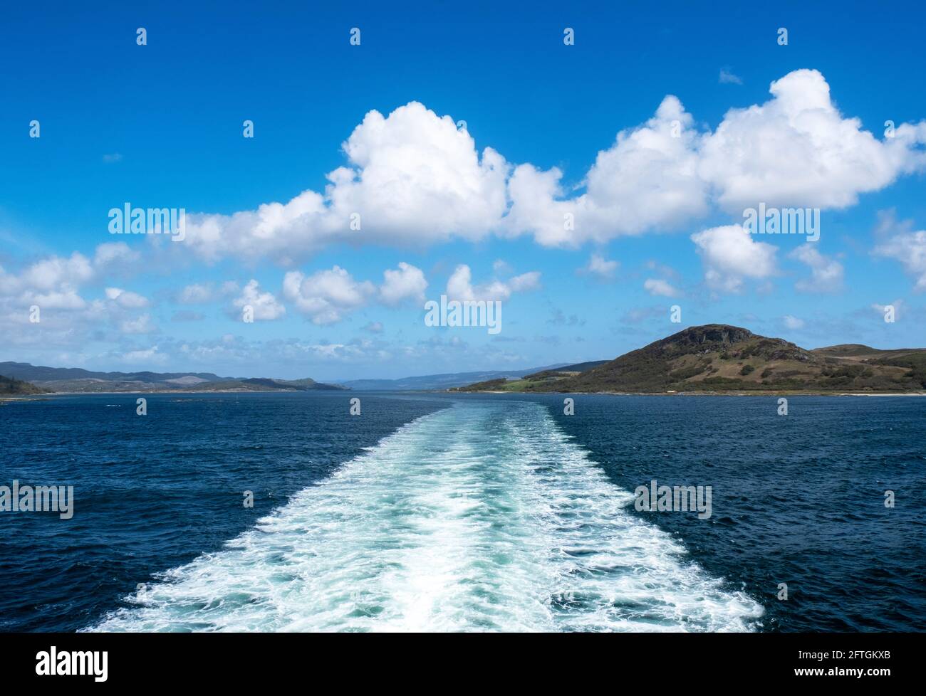 Vista dalla poppa del MV Finlaggan roll on roll off traghetto auto sulla rotta per Islay da Kennacraig, Argyll. Foto Stock