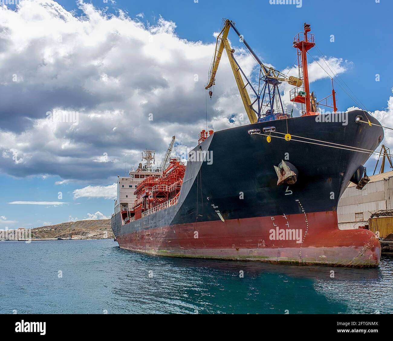 Autocisterna. Isolato. Paesaggio nuvoloso sullo sfondo. Petroliera a gas di petrolio liquefatto ormeggiata nel cantiere Aegean in Grecia. Immagine stock. Foto Stock