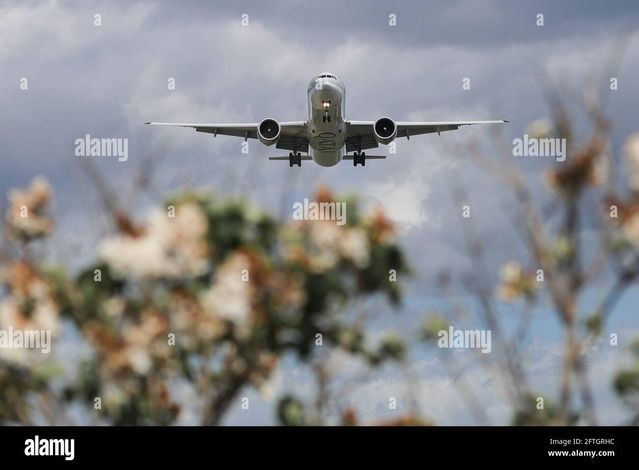 Bruxelles, Belgio. 21 Maggio 2021. Un volo Qatar Airways si prepara per l'atterraggio all'aeroporto di Bruxelles a Zaventem, Belgio, 21 maggio 2021. Giovedì l'Unione europea (UE) ha raccomandato di aprire le sue frontiere esterne ai viaggi non essenziali nel blocco se i viaggiatori sono stati vaccinati contro COVID-19. Credit: Zheng Huansong/Xinhua/Alamy Live News Foto Stock