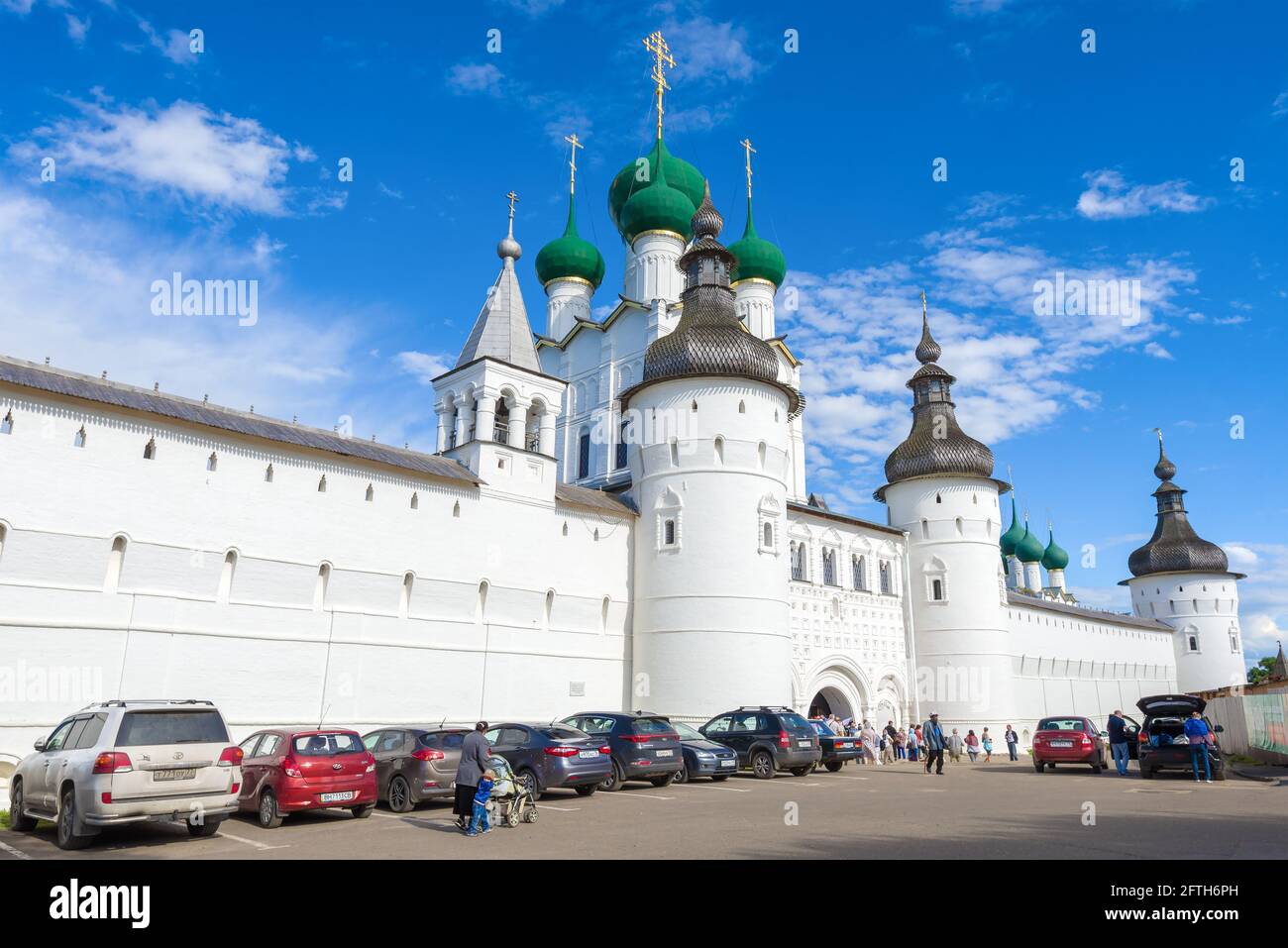 ROSTOV, RUSSIA - 19 LUGLIO 2017: All'ingresso dell'antico Cremlino di Rostov. Anello d'oro della Russia Foto Stock