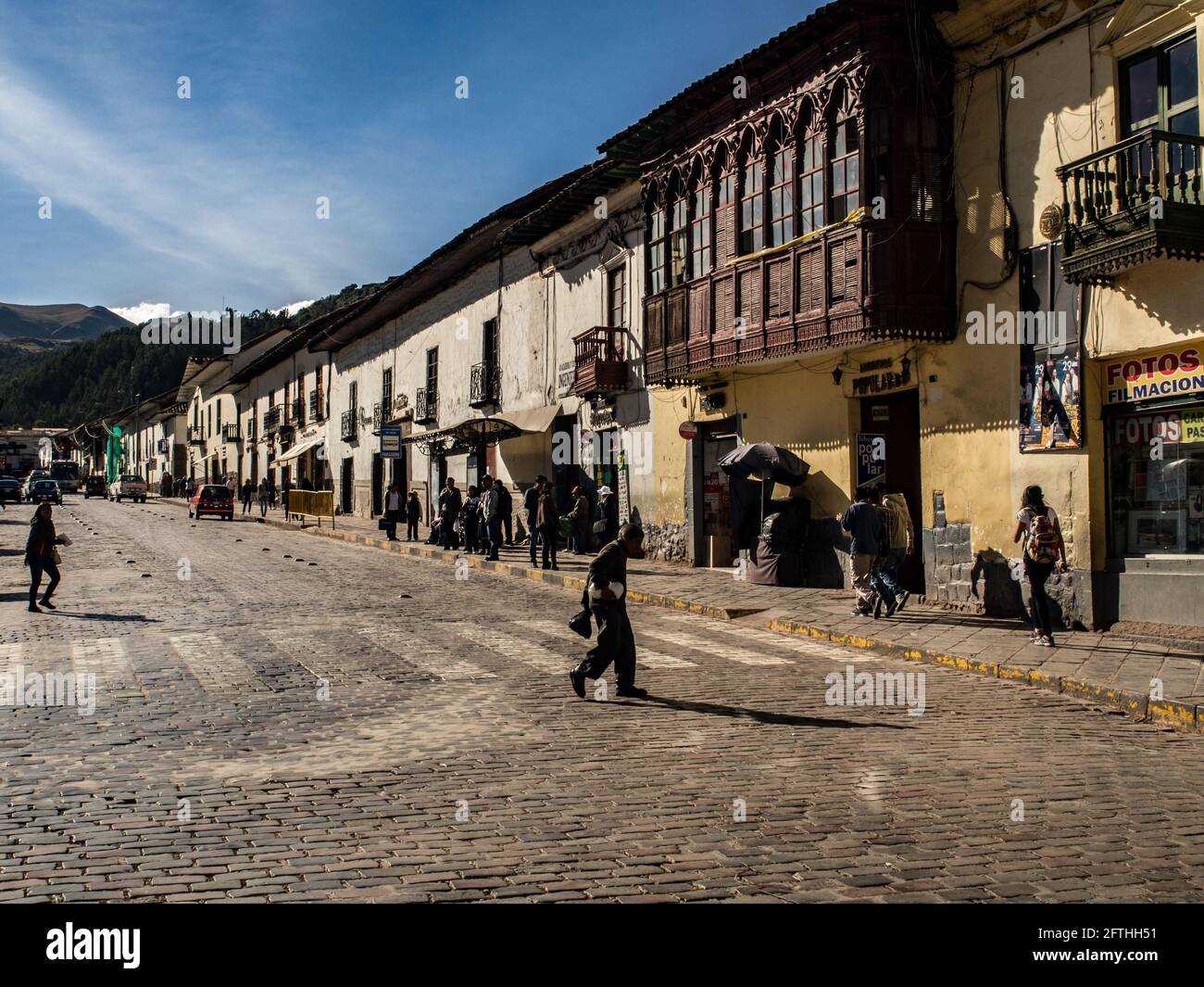 Valle Sacra, Cusco, Perù - Maggio 2016: Case coloniali nella piazza principale di Cusco, America Latina. Foto Stock
