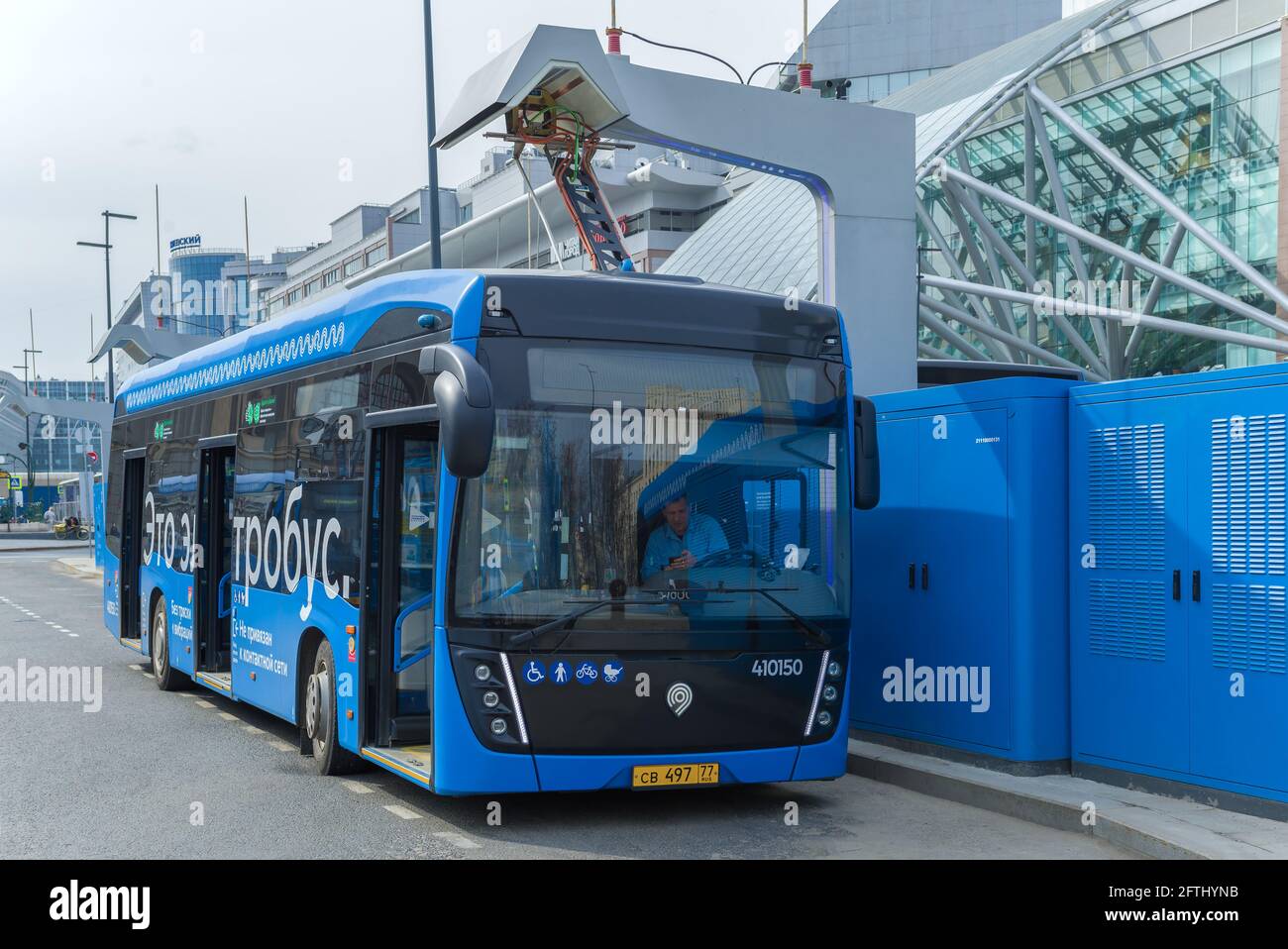 MOSCA, RUSSIA - 14 APRILE 2021: Bus elettrico russo KAMAZ-6282 sulla stazione di ricarica Foto Stock