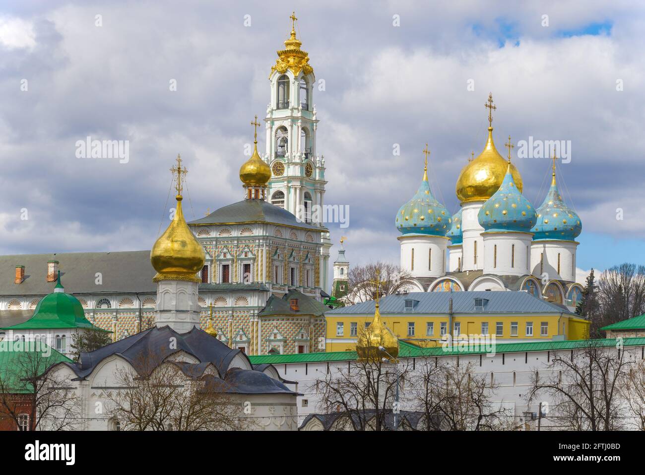 Vista delle cupole della Santa Trinità Lavra di San Sergio in un giorno nuvoloso di aprile. Sergiev Posad. Regione di Mosca, Russia Foto Stock