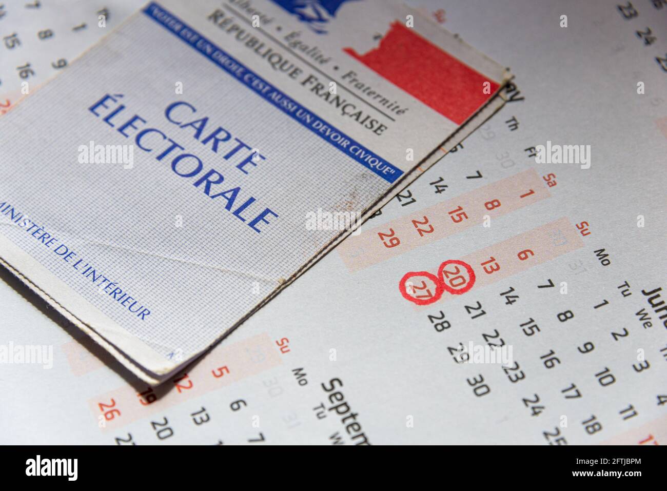 L'Isle sur la sorgue, vaucluse, Francia. 05/21/2021 carta di voto o carta elettorale e calendario con le date delle prossime elezioni regionali Foto Stock