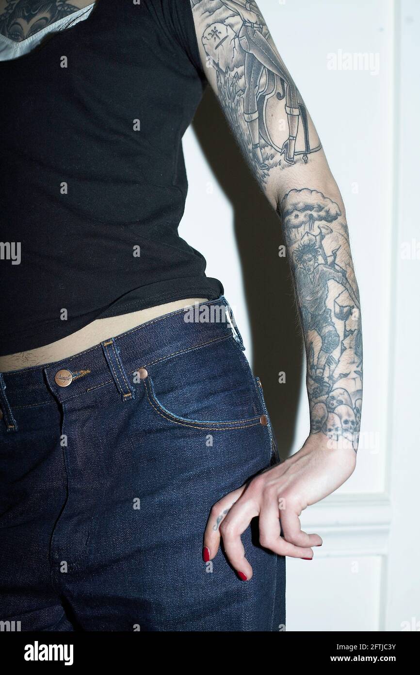 Primo piano di braccio tatuato di donna a Londra, Regno Unito Foto Stock