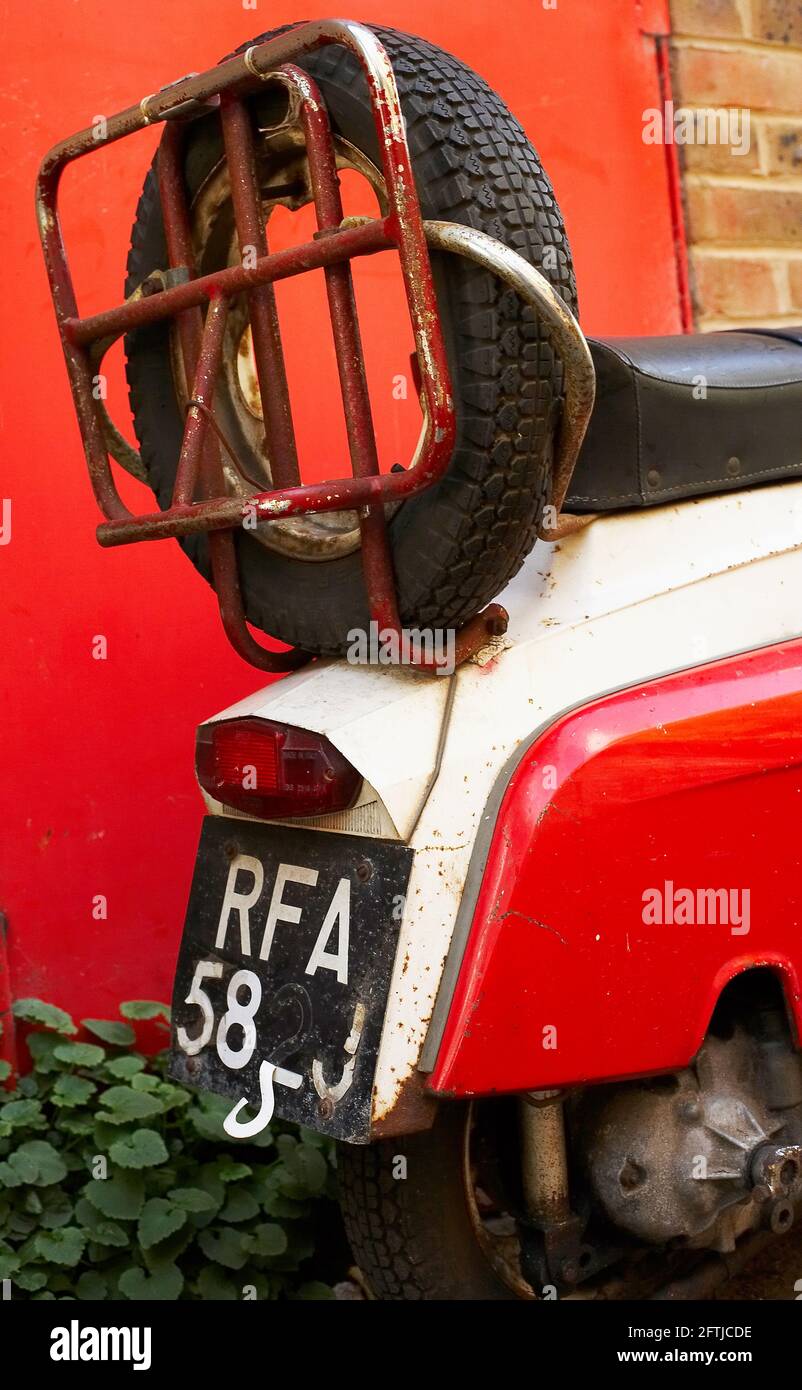 GRAN BRETAGNA / Inghilterra / Londra /Vintage Lambretta scooter con ruota di scorta. Foto Stock
