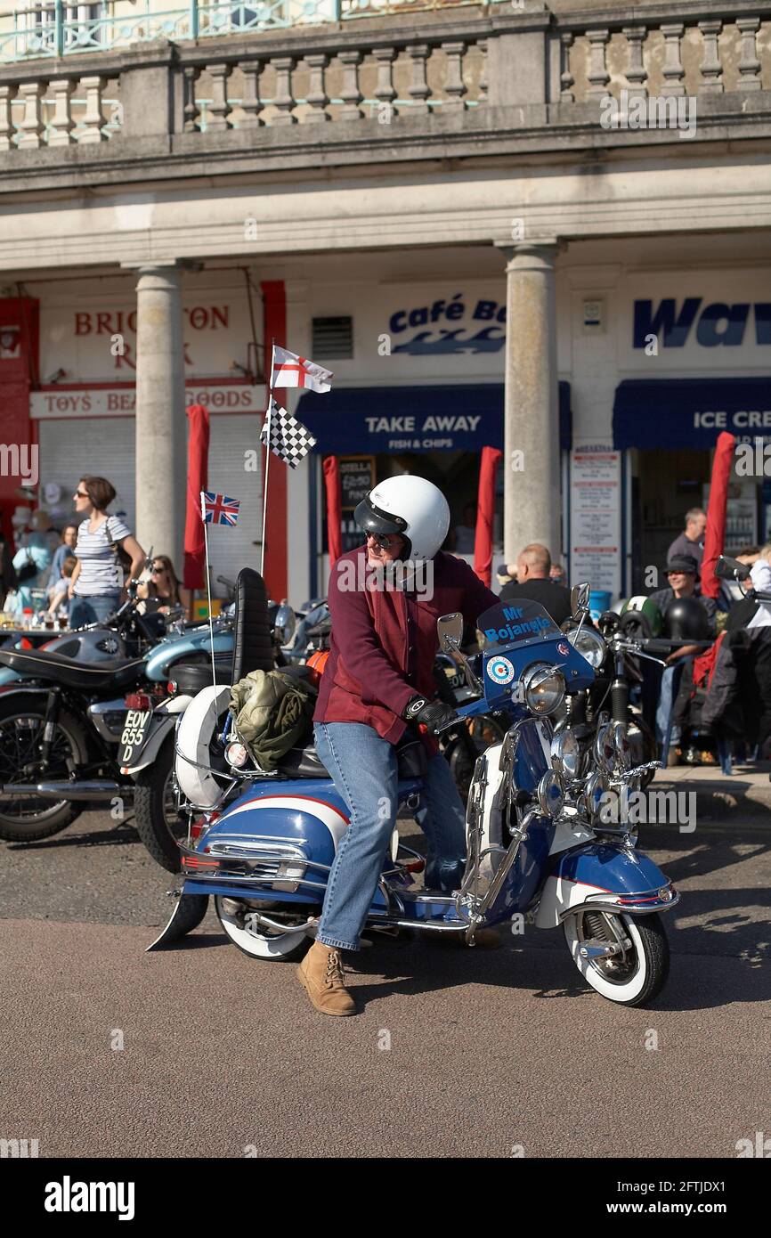 GRAN BRETAGNA / Inghilterra / Brighton /Mods si riuniscono sul lungomare di Brighton . Foto Stock