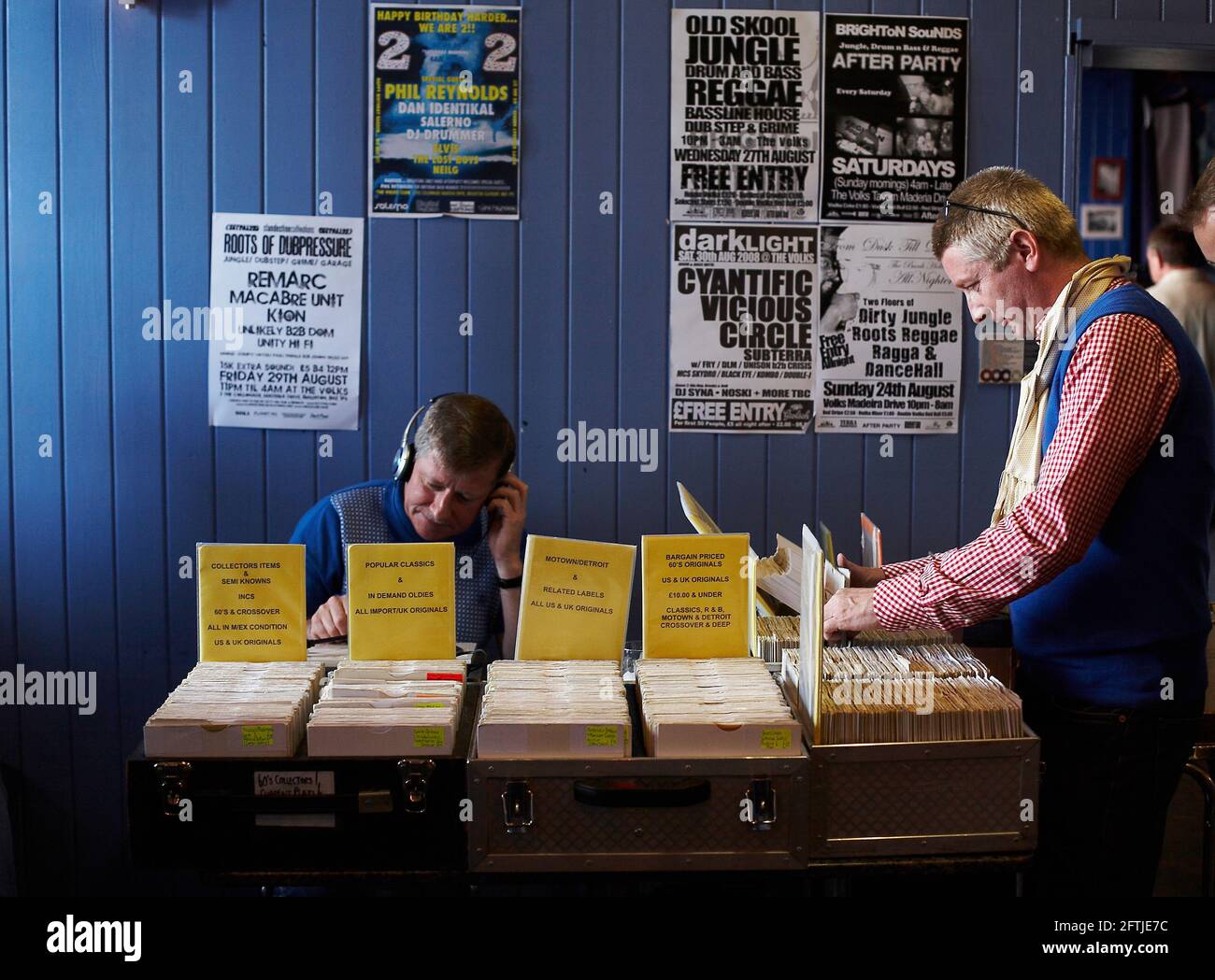 GRAN BRETAGNA / Inghilterra / Brighton / UN uomo vende dischi in vinile d'epoca durante il fine settimana Mod al Volks Club, Madeira Dr, Brighton, Regno Unito Foto Stock