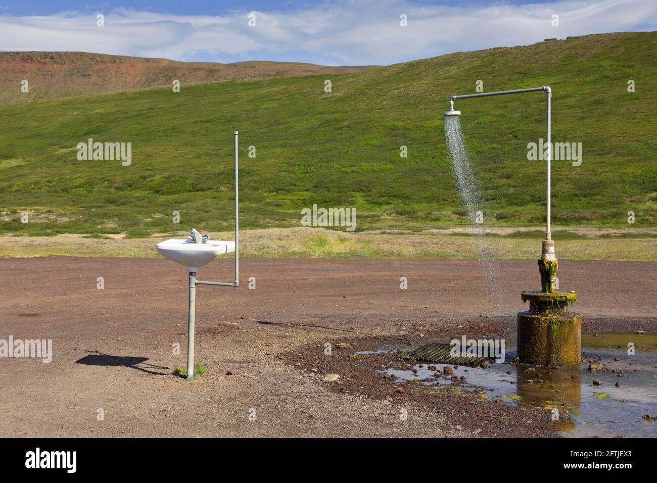 Doccia e lavandino con acqua calda a Krafla, caldera vulcanica nella zona geotermica di Myvatn in estate, Islanda del Nord Foto Stock