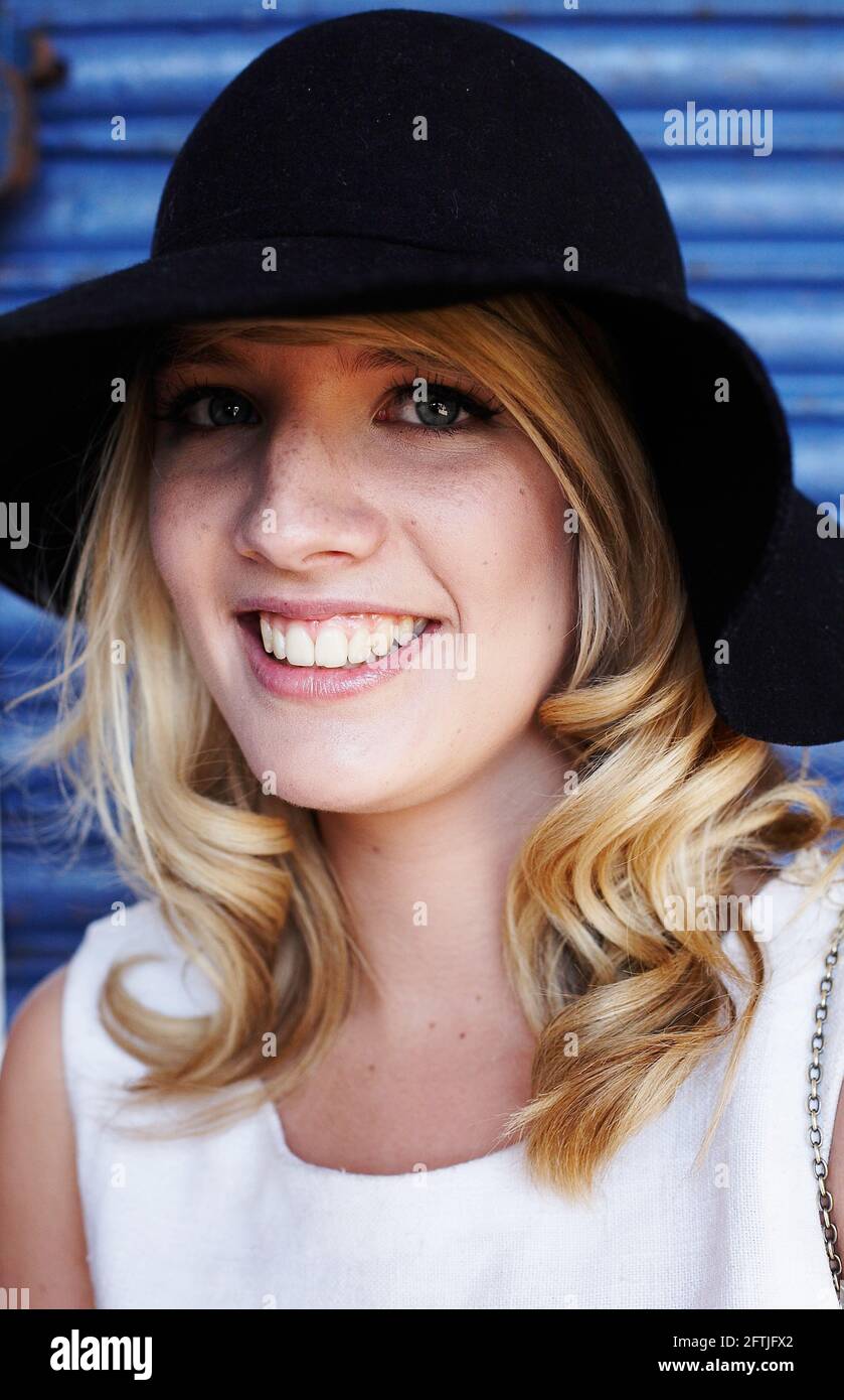 GRAN BRETAGNA / Inghilterra / Brighton/ bella giovane donna alla moda con grande cappello sorridente . Foto Stock