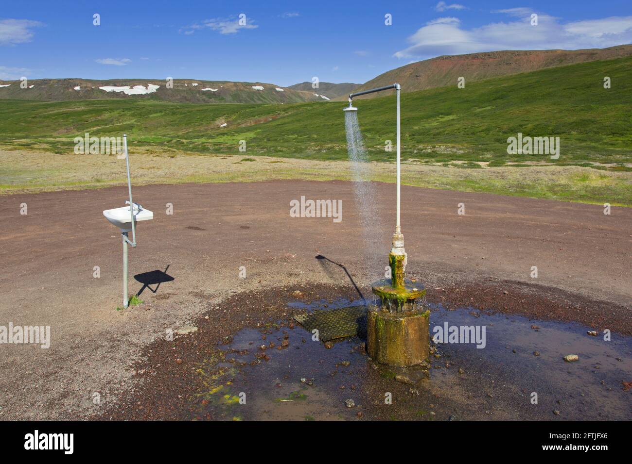 Doccia e lavandino con acqua calda a Krafla, caldera vulcanica nella zona geotermica di Myvatn in estate, Islanda del Nord Foto Stock