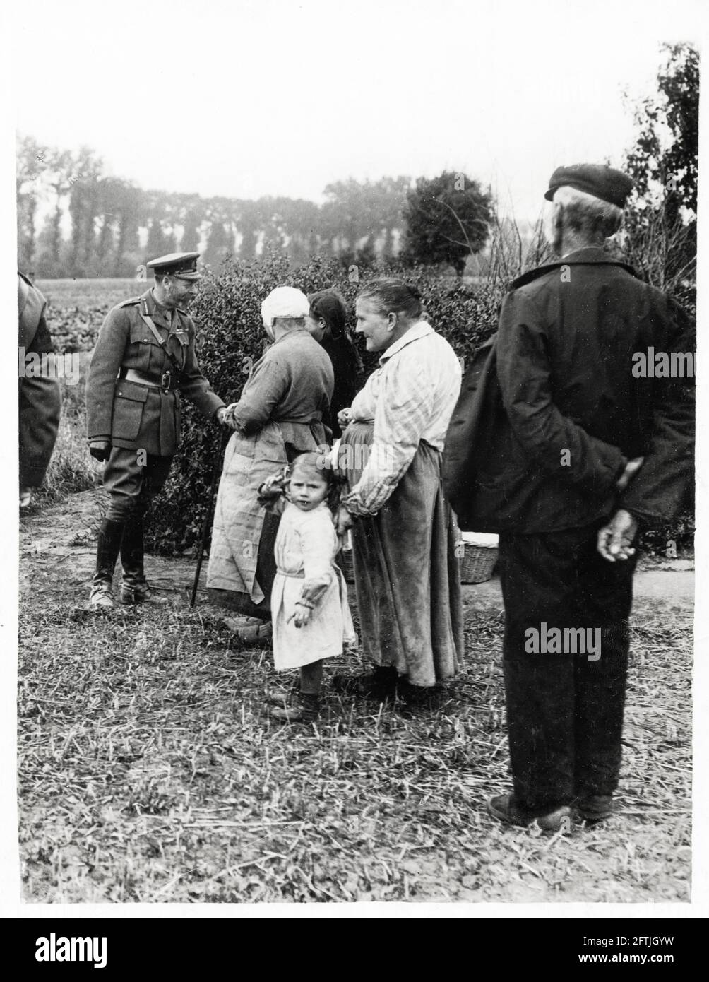 Prima guerra mondiale, prima guerra mondiale, fronte occidentale - Re Giorgio V incontro con la gente del posto Foto Stock