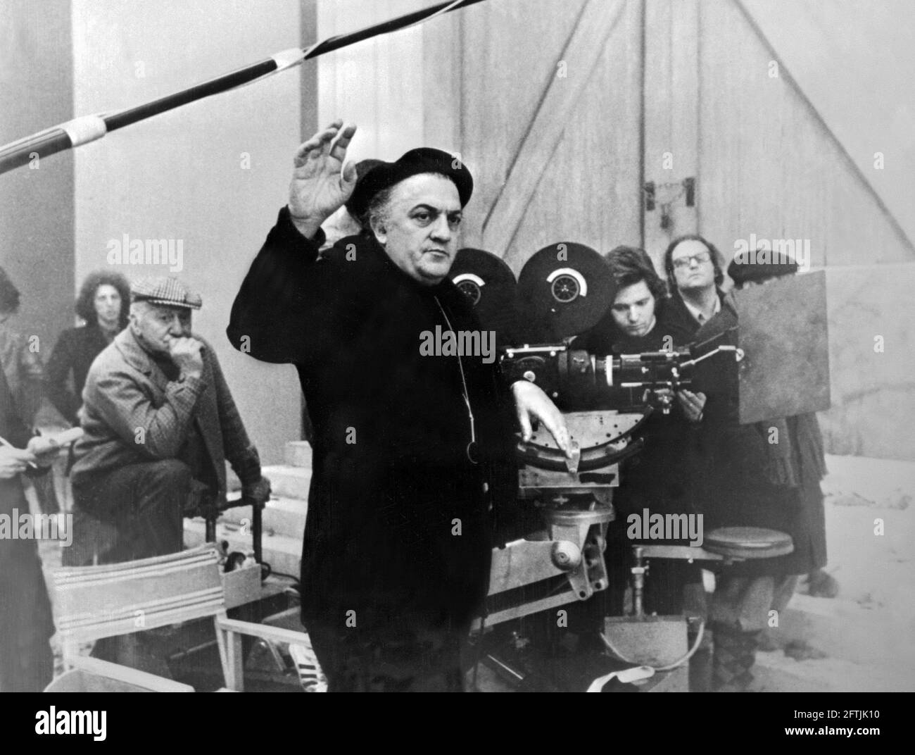 Federico Fellini dirige il suo film 'Amarcord', Roma, 1974 Foto Stock