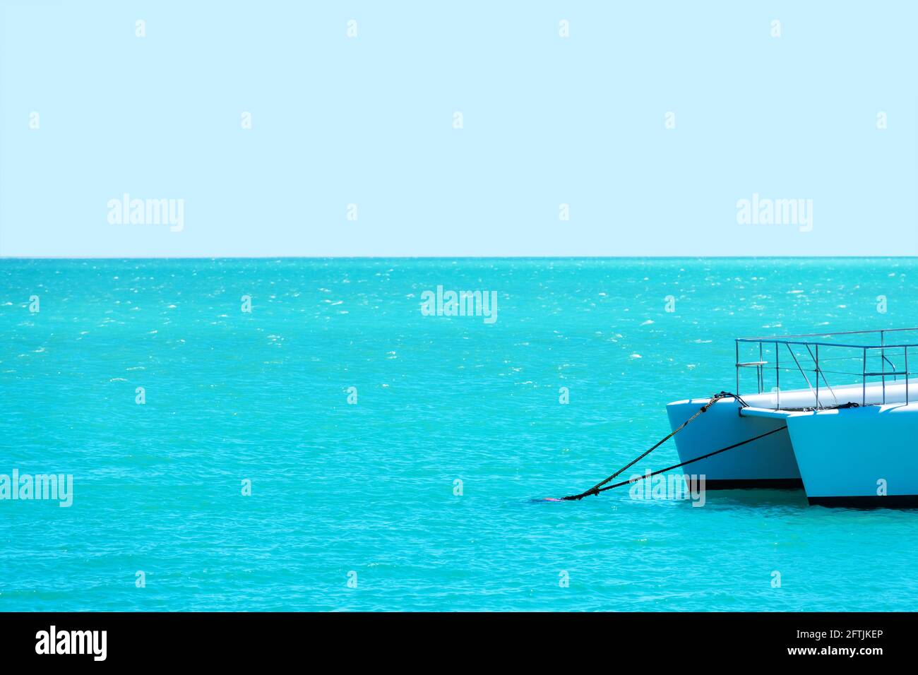 Onde sul mare adriatico dietro la nave Foto Stock