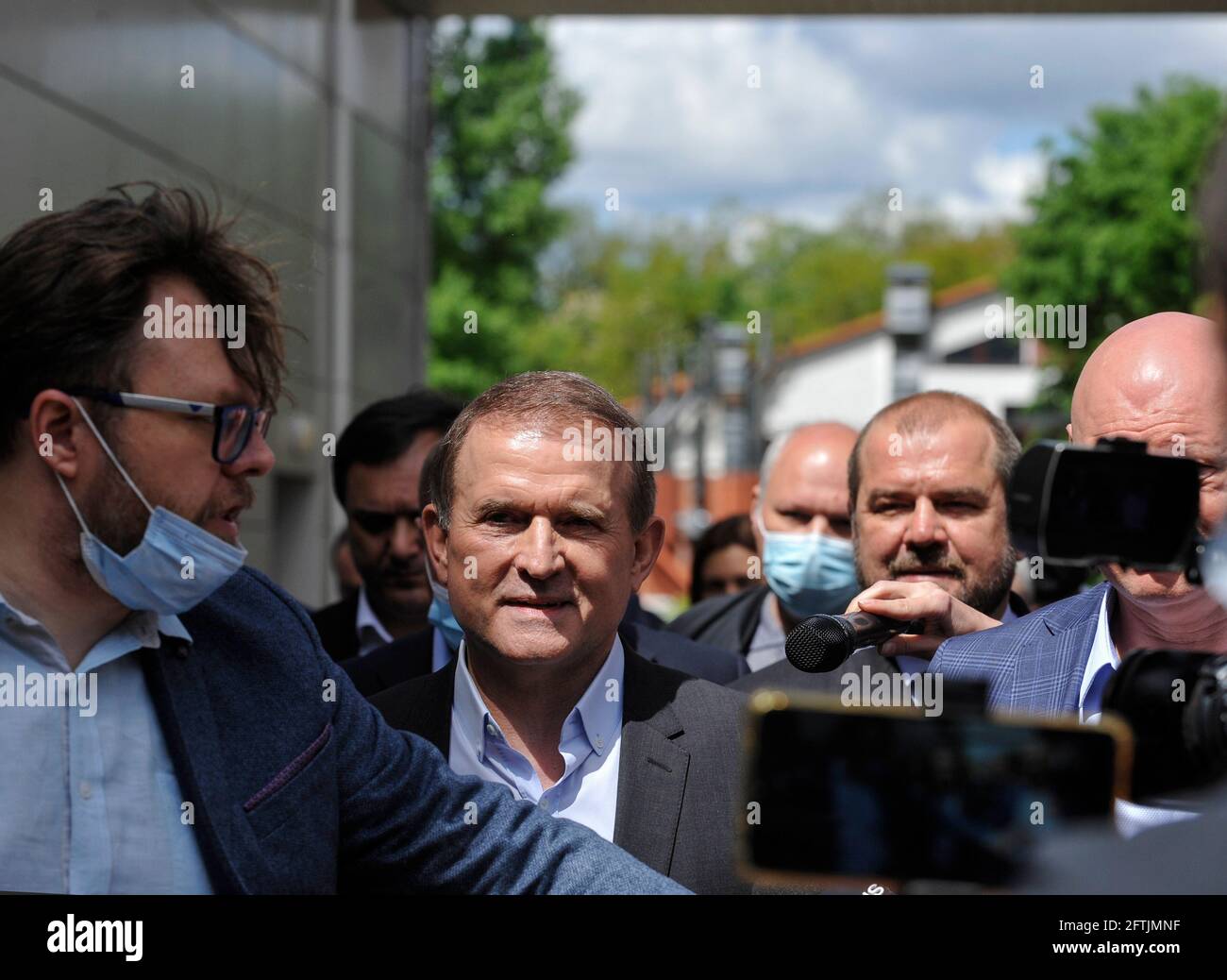 Il legislatore ucraino 'piattaforma di opposizione - per la vita' Viktor Medvedchuk ha visto parlare con i media vicino alla Corte d'appello di Kiev prima di sentire il suo caso a Kiev. La Corte d'appello di Kiev ha respinto la petizione di Viktor Medvedchuk, lasciandolo agli arresti domiciliari. Il 11 maggio, il procuratore generale Irina Venediktova ha firmato sospetti di alto tradimento e tentato il furto di risorse nazionali in Crimea ai legislatori ucraini Viktor Medvedchuk e Taras Kozak. Il Servizio di sicurezza dell'Ucraina ha pubblicato documenti attestanti la colpa dei legislatori ucraini Viktor Medvedchuk e Taras Kozak i. Foto Stock