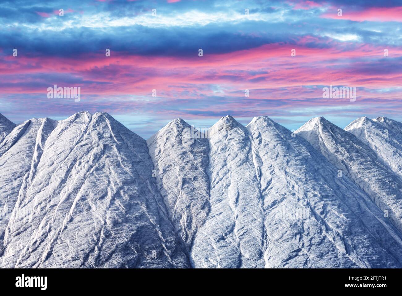 Enorme mucchio di sale contro il cielo di tramonto viola Foto Stock