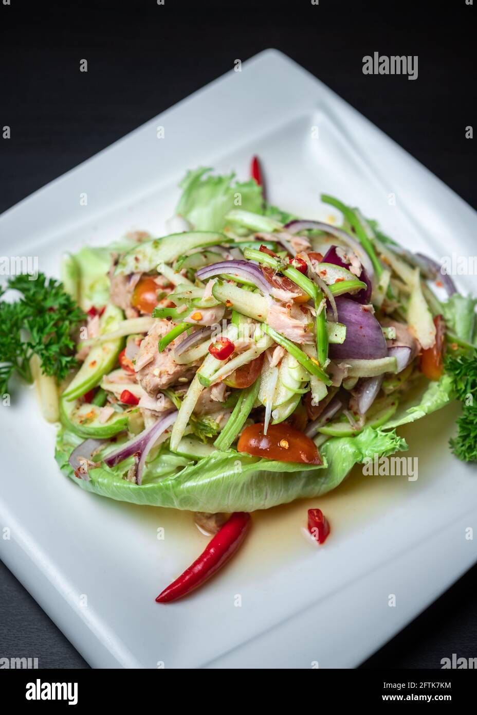 Un piatto di insalata di tonno piccante tailandese con Mango Verde Foto Stock