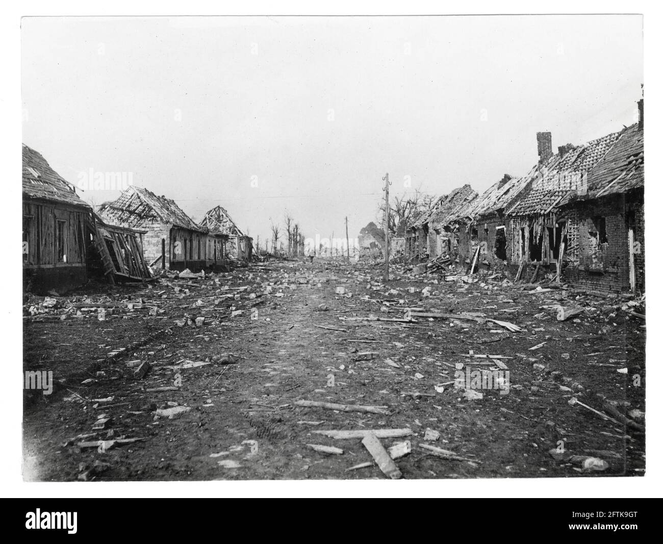 Prima guerra mondiale, prima guerra mondiale, fronte occidentale - Vista di una strada distrutta a Villers-Carbonnel, Dipartimento della Somme, Hauts-de-France, Francia Foto Stock