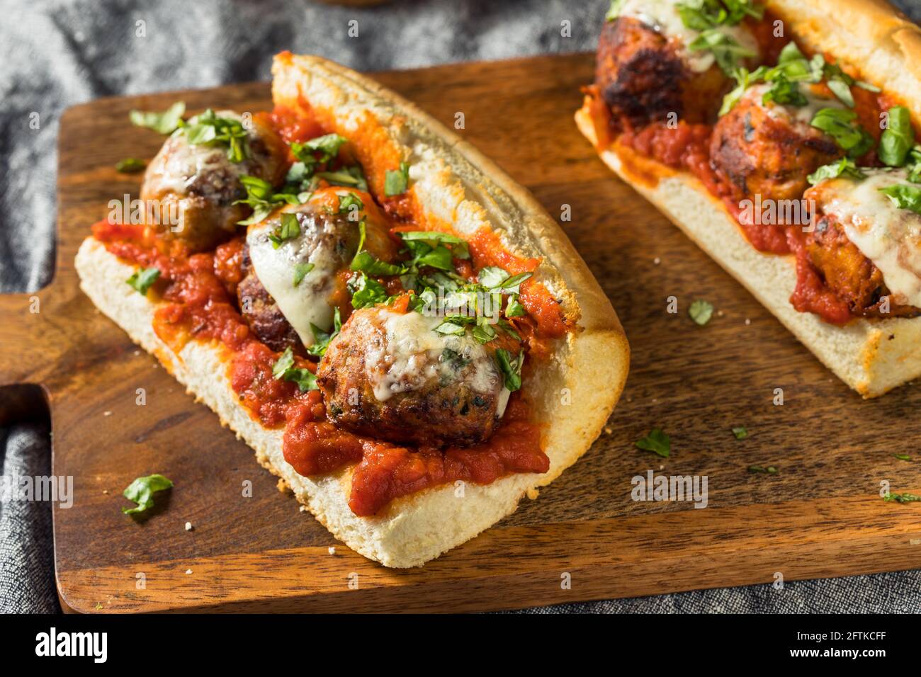 Panino Sub Cheesy Meatball fatto in casa con Marinara e Provolone Foto Stock