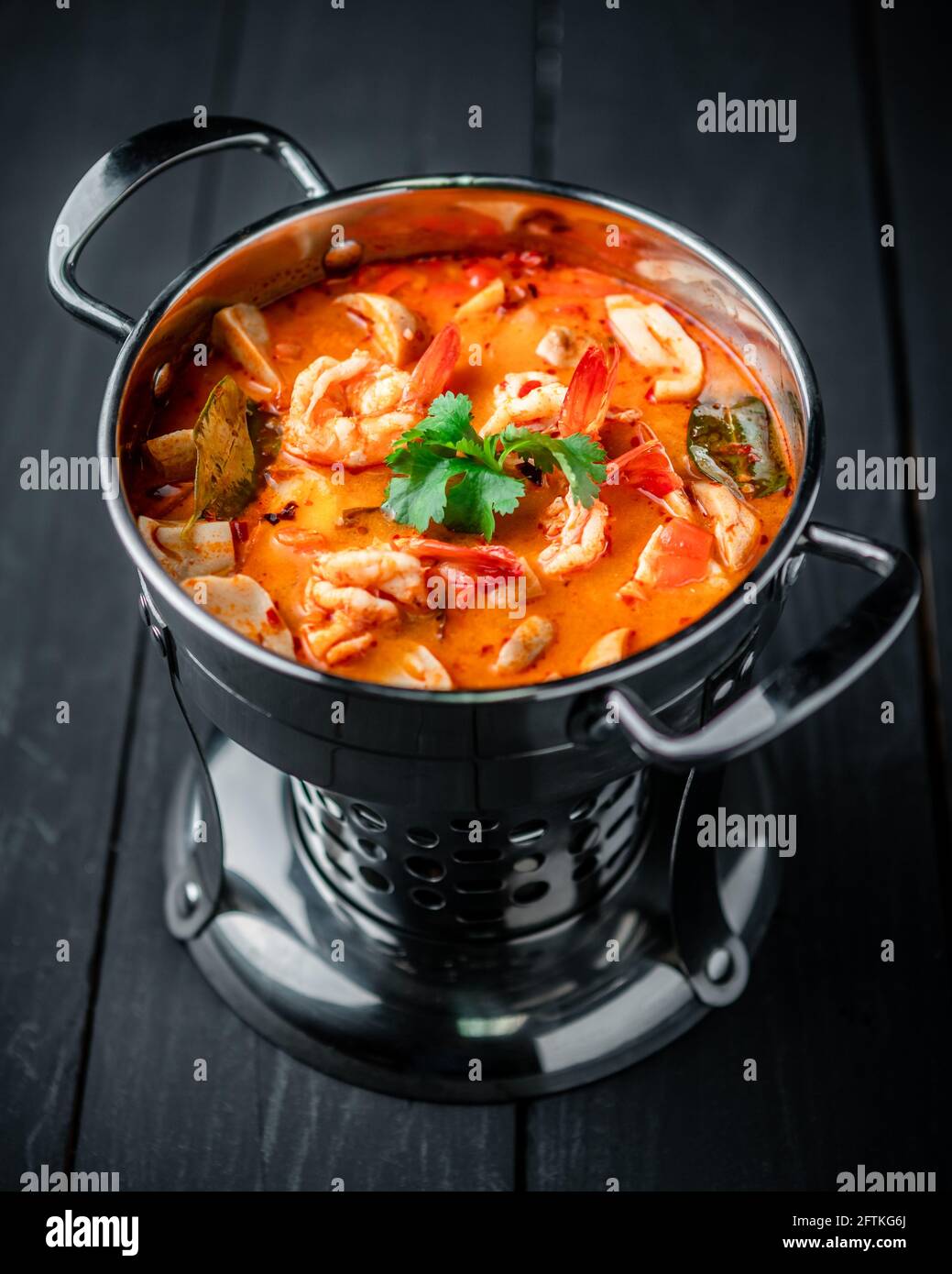 Zuppa piccante tailandese Tom Yum Goong in acciaio inox caldo Pentola Foto Stock