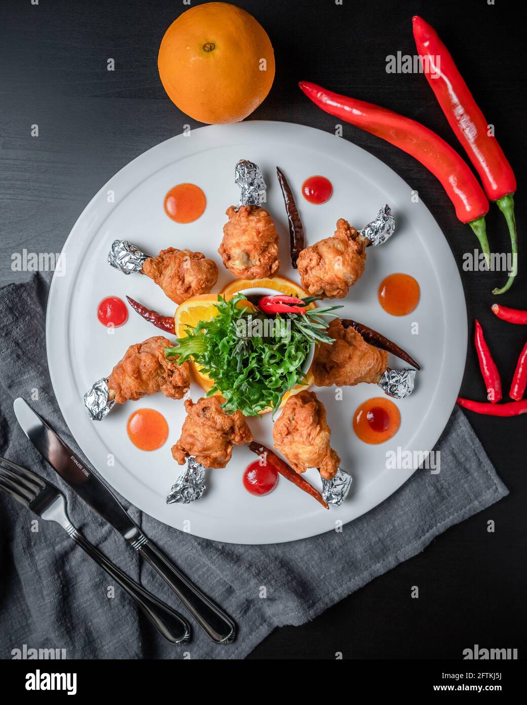 Un piatto di Drumettes croccanti di pollo fritto Foto Stock