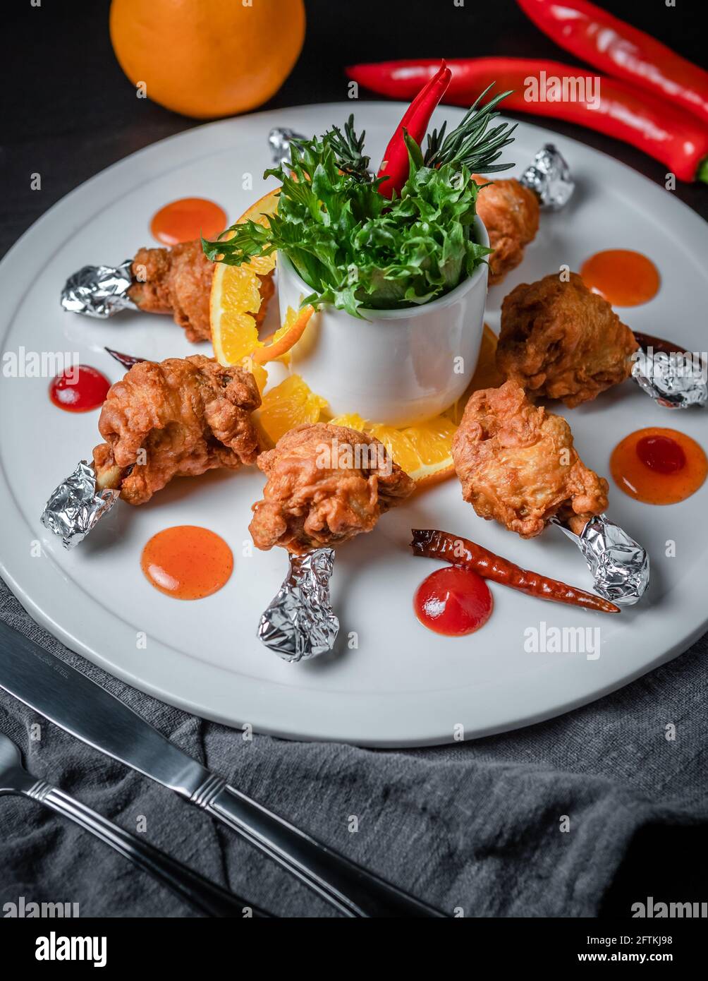 Un piatto di Drumettes croccanti di pollo fritto Foto Stock