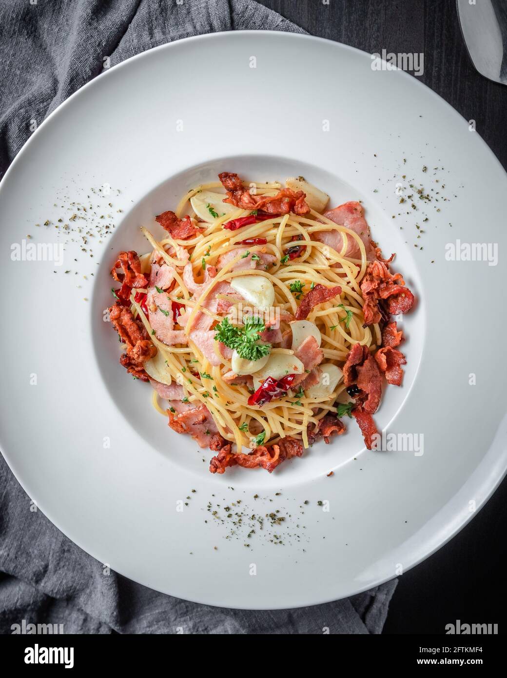 Un piatto di aglio Bacon Spaghetti Foto Stock
