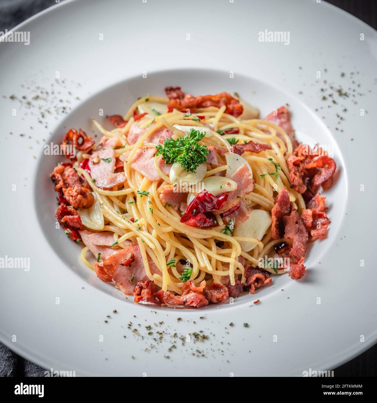 Un piatto di aglio Bacon Spaghetti Foto Stock